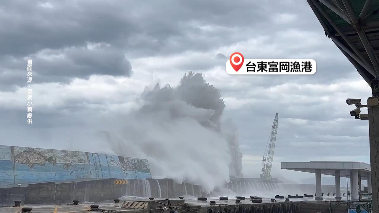 巨浪來襲！大吊車倒塌摔落海阻航道 離島物資中斷