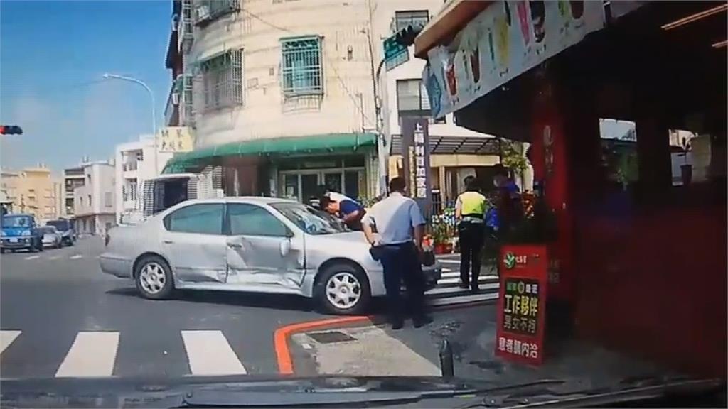 救護車十字路口遭撞 隨車警消受傷也送醫