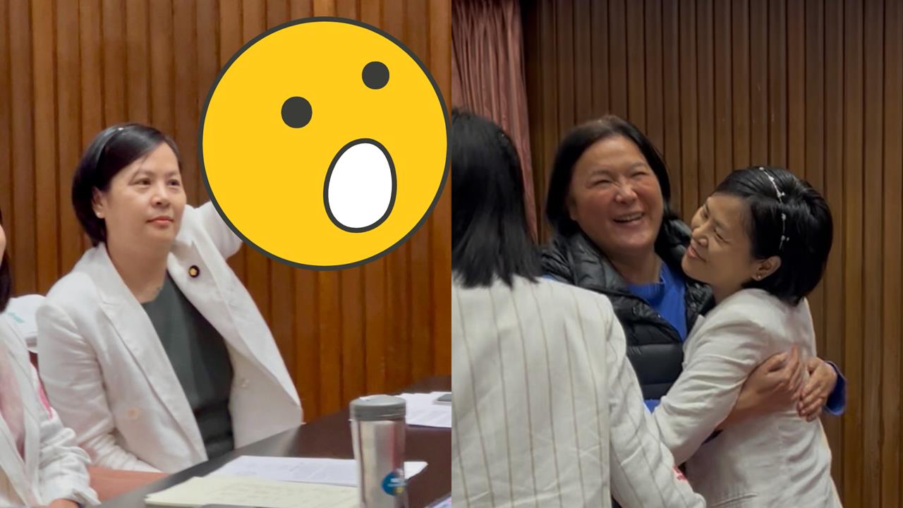 黃捷台上質疑效忠哪國？李貞秀比「不雅手勢」囂張開嗆　陳玉珍急上前「抱緊處理」