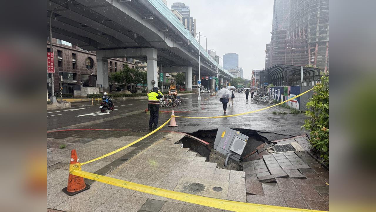快新聞／畫面曝光！捷運北門站外人行道「驚見天坑」　變電箱慘遭吞噬...