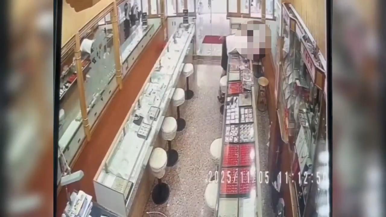 快新聞/現行犯教科書級逮捕!高雄男搶銀樓 員警剛好巡邏路過直接制伏
