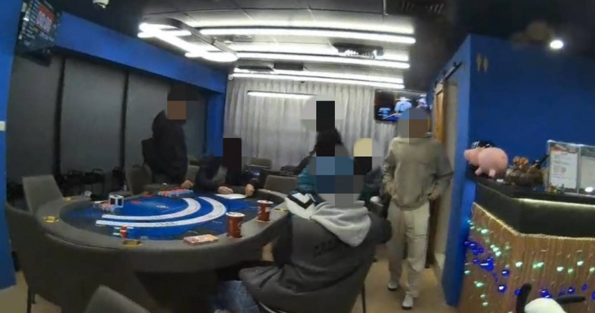 假運動真賭博！汐止德州撲克館遭警攻堅　男荷官、賭客全落網