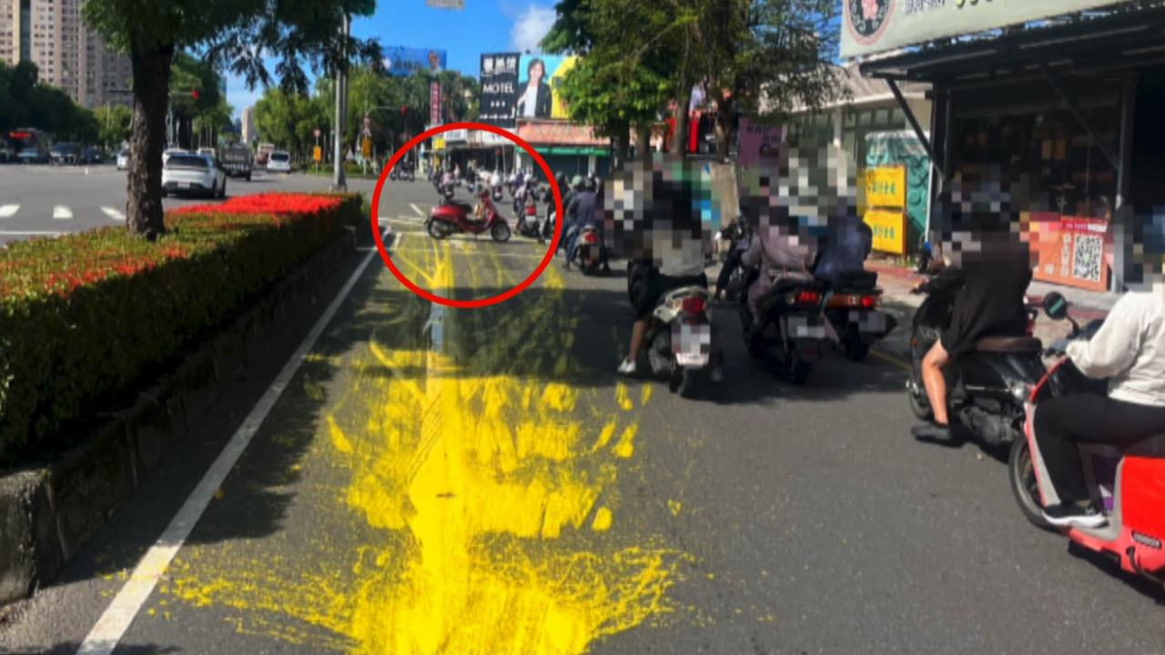 高雄機車油漆桶掉落灑滿地！　女騎士輾過摔飛受傷
