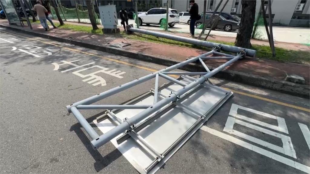 台中公車靠站出包！司機撞倒路牌　騎士閃避自摔送醫