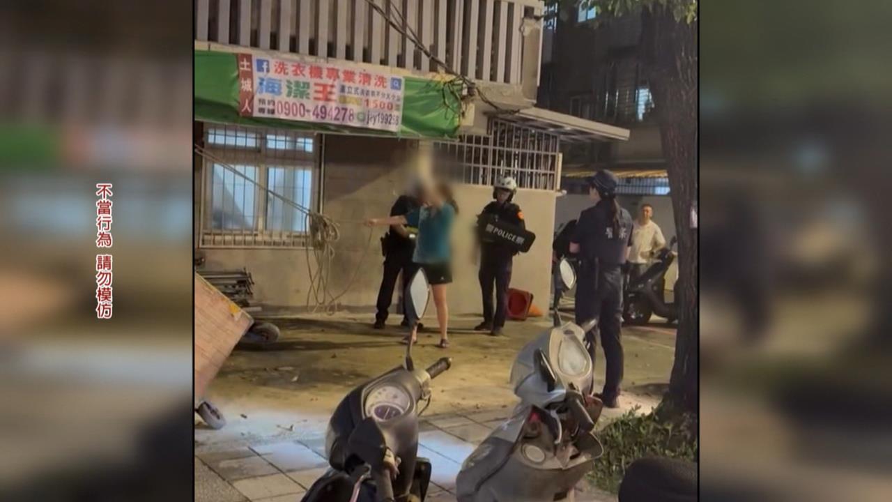土地糾紛暴走! 土城婦揮菜刀砍攤架 遭警奪刀制伏