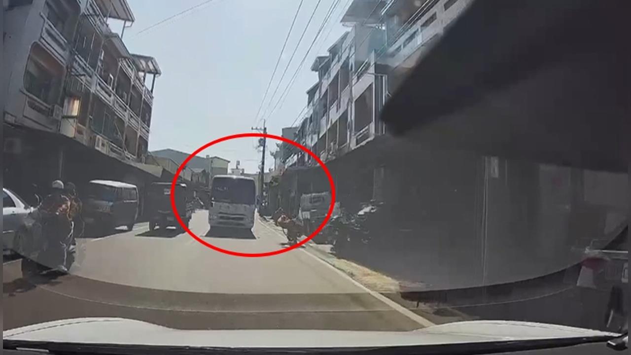 客運直直衝過來　險撞轎車　駕駛魂險嚇飛