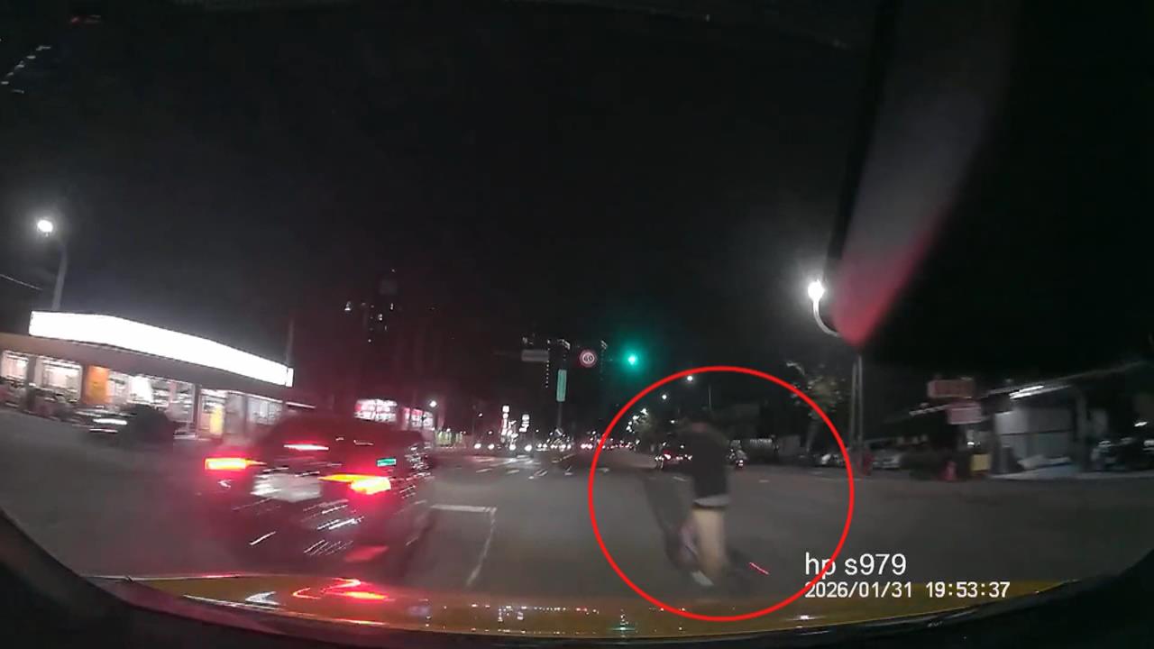 台中北屯區電動滑板車路中央「突然停格」　後車驚險閃人差一秒撞上
