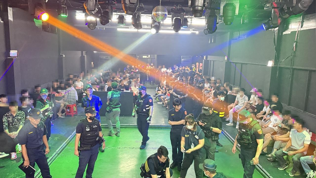 鐵皮舞廳淪治安死角！逾200移工狂歡　地板全是毒品