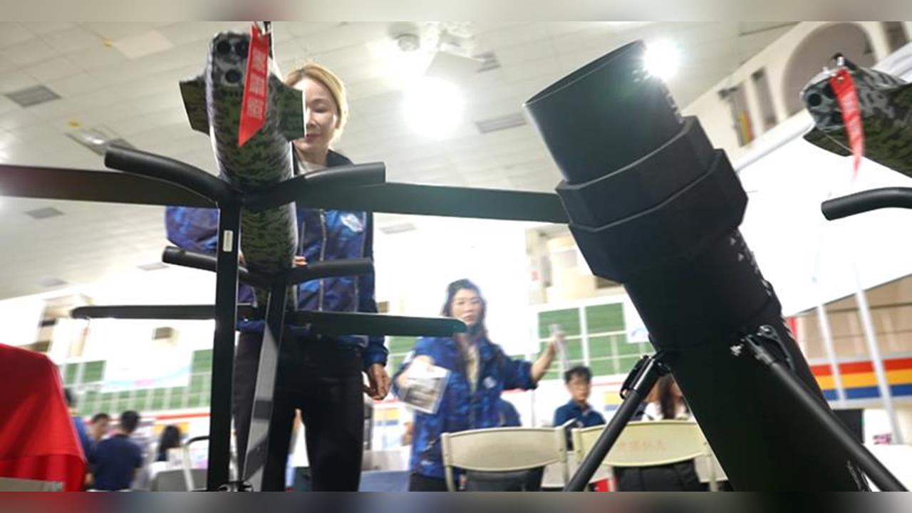 何欣純鞠躬江啟臣喊別擋無人機 盧秀燕力挺籲編列2400億