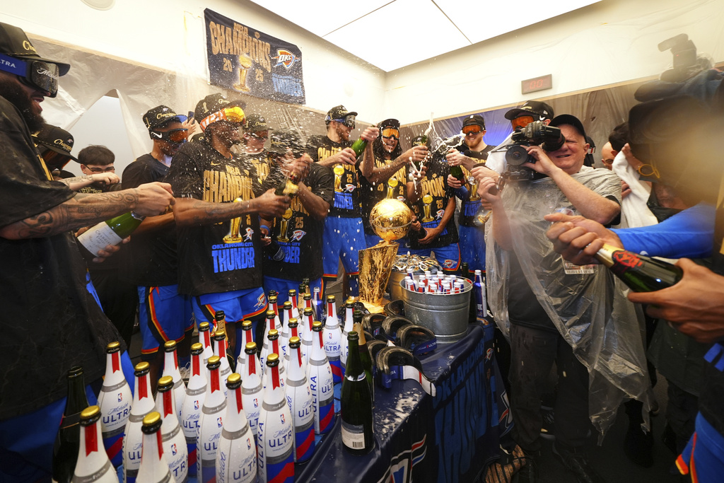 NBA(影)／菜到不會開香檳！雷霆奪冠後「辛酸畫面流出」　網笑回：畢竟都未成年