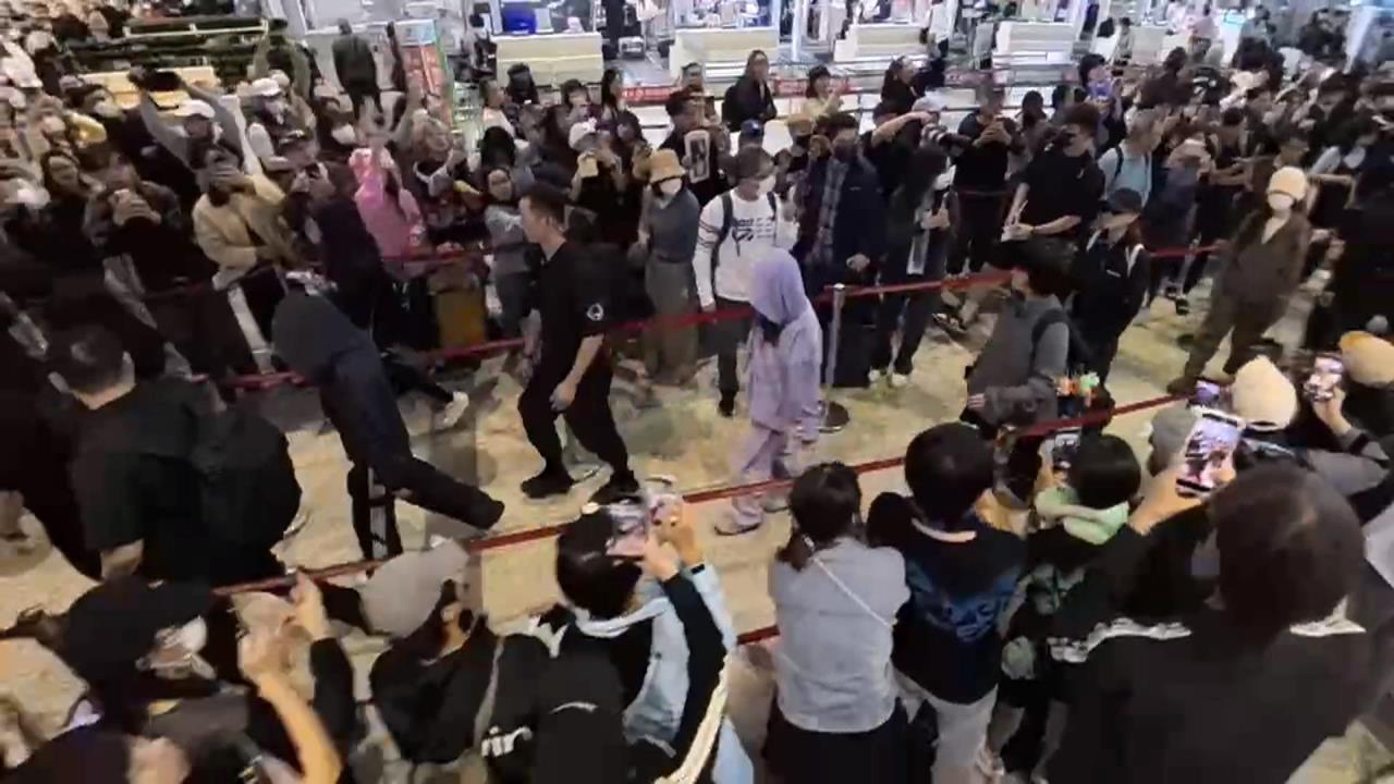 周子瑜週日演出哽咽唸手寫信 TWICE今早搭機離台