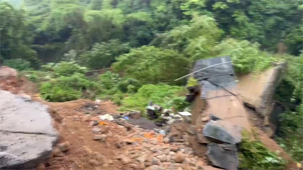 我家門前有「斷崖」！　彰化芬園民宅前院崩塌幸無人傷