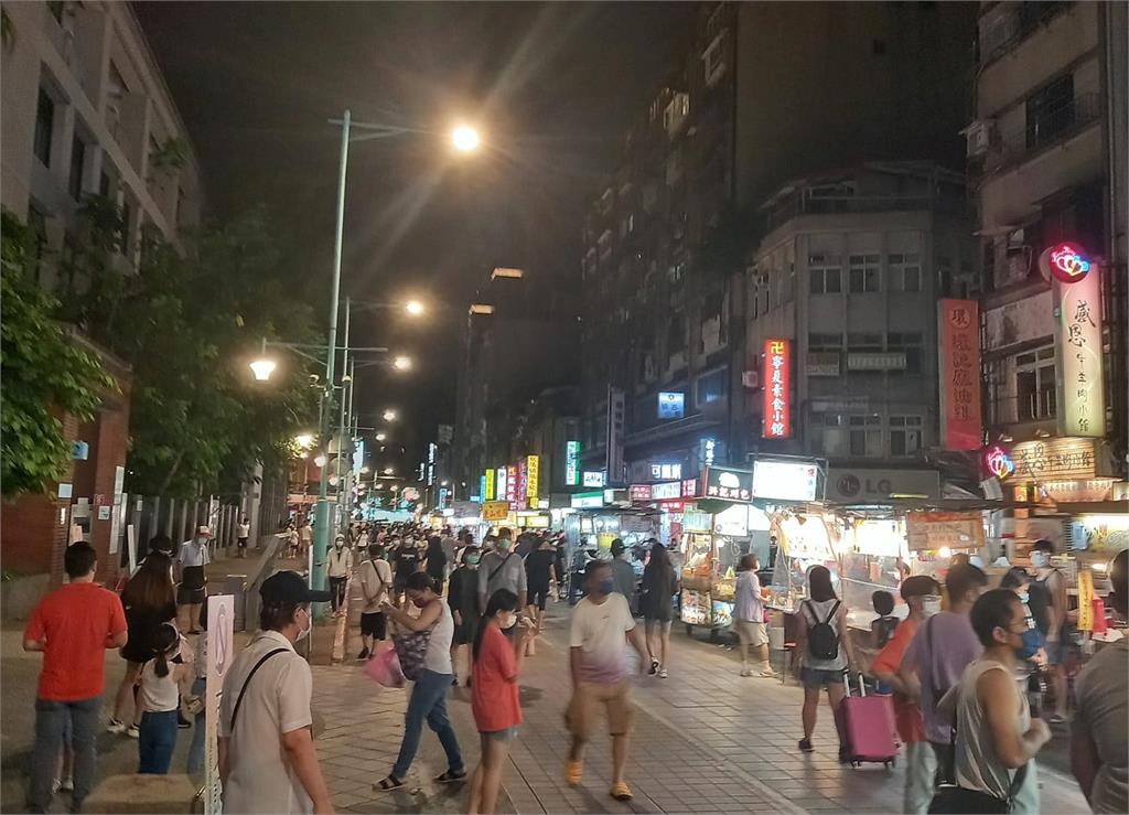 外送員跑9小時沒訂單！看到夜市人潮驚：不是還沒微解封？