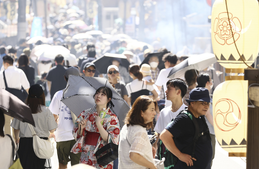 日本東京等20多地區中暑警報　熱翻！男生也搶買陽傘