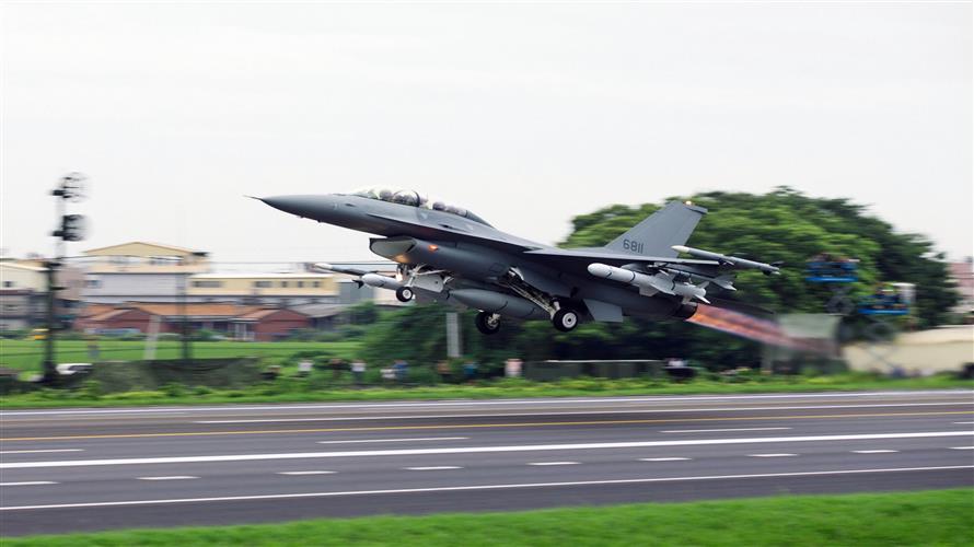 空軍歷年飛安事故首例　F-16起落架輪胎擦撞路燈燈罩