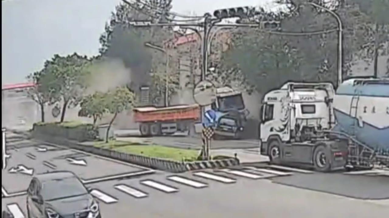 司機開到睡著！　聯結車衝撞釀四傷　驚悚畫面曝