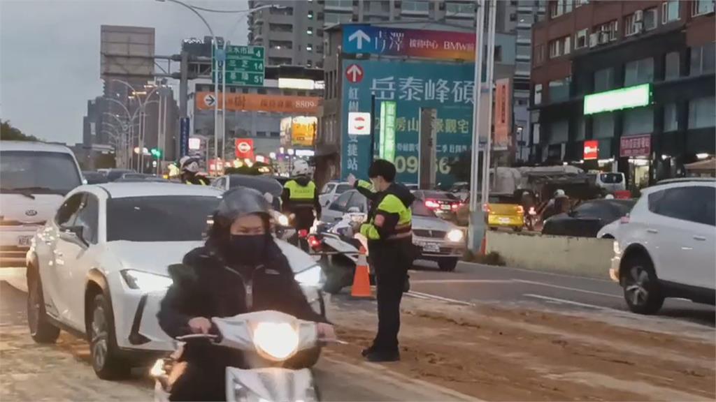 砂石車載運廢土突掉落　滿地黃土害4機車騎士慘摔