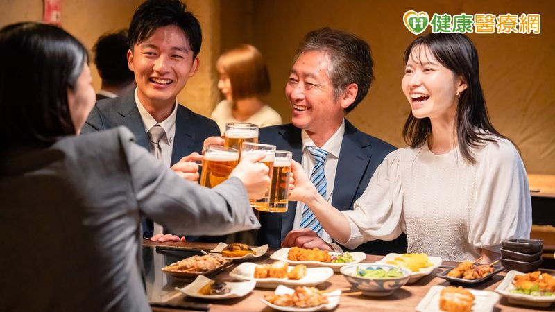 年末聚餐多！醫示警：小心血糖失控　別以為沒症狀就沒事