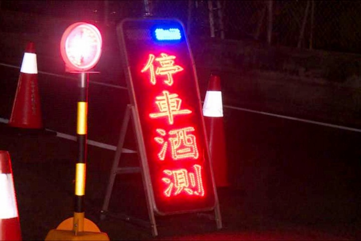 轎車闖臨檢站 加足馬力擦撞前車逃逸