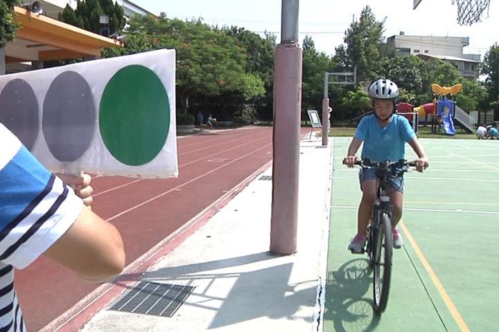想騎單車上下學？ 先考「駕照」再上路
