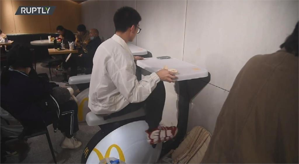 邊踩腳踏車邊吃速食　上海麥當勞環保座椅爆紅
