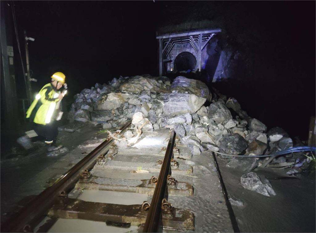 快新聞／花蓮遭暴雨襲擊！北迴線中斷　卓榮泰下令搶修啟動陸、海、空接駁