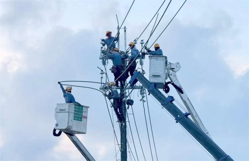 台電工人遭電擊搶救中 傷者父親責問:為什麼我兒子搶修還通電?
