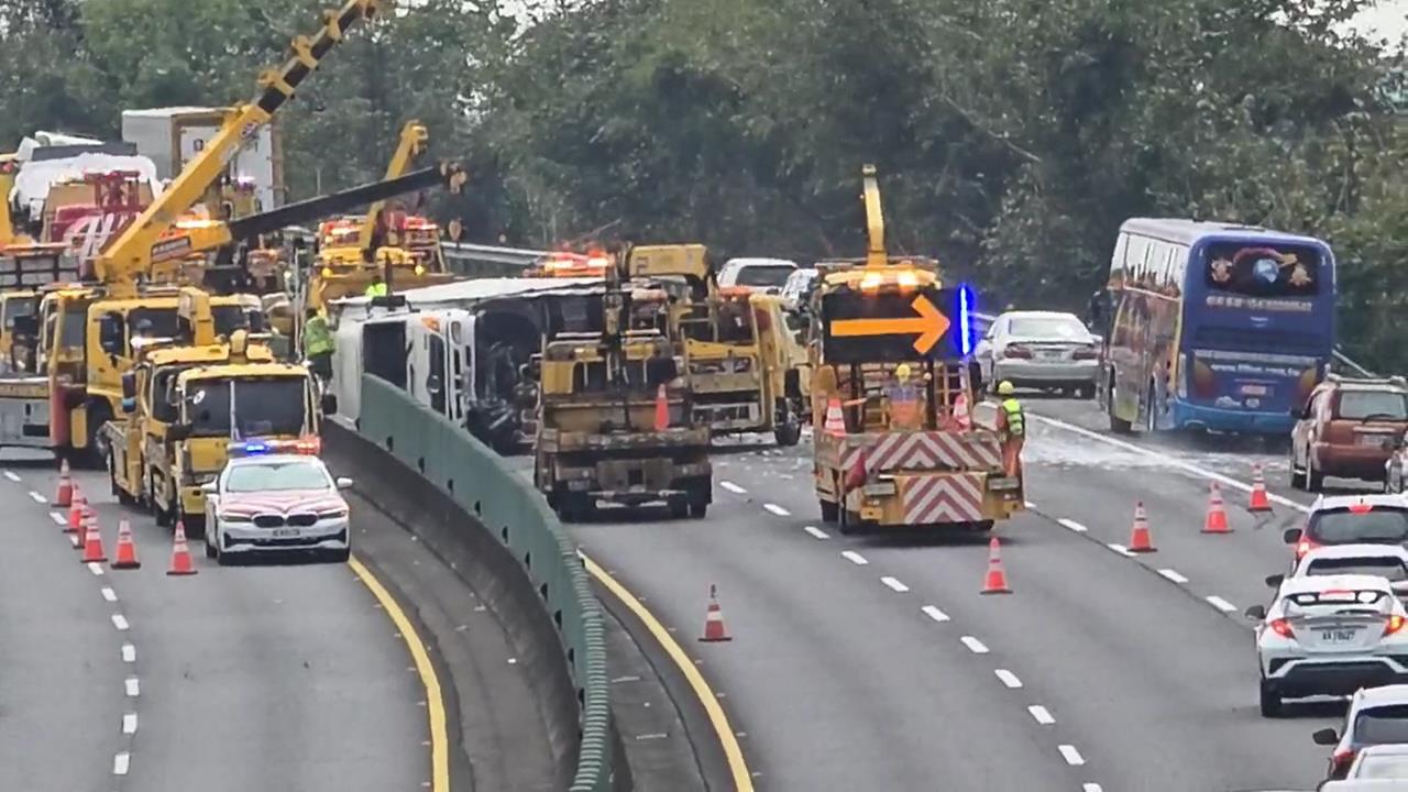 快新聞／國3驚魂！2輛大貨車猛撞　一家3口受困「孕婦」驚險逃生