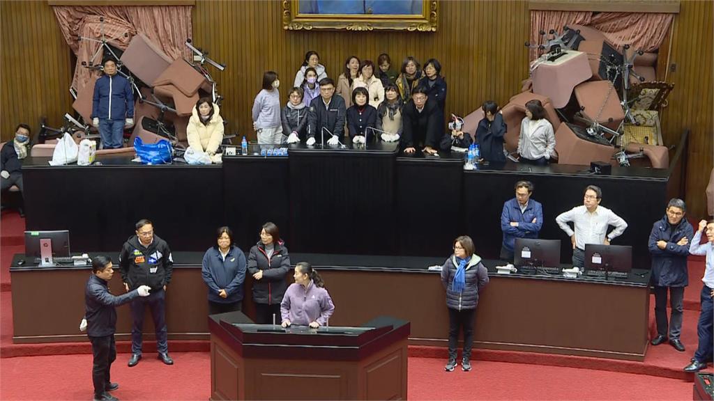 快新聞／國會籠城戰！防藍白強行通過三惡法　綠委將議場全封死