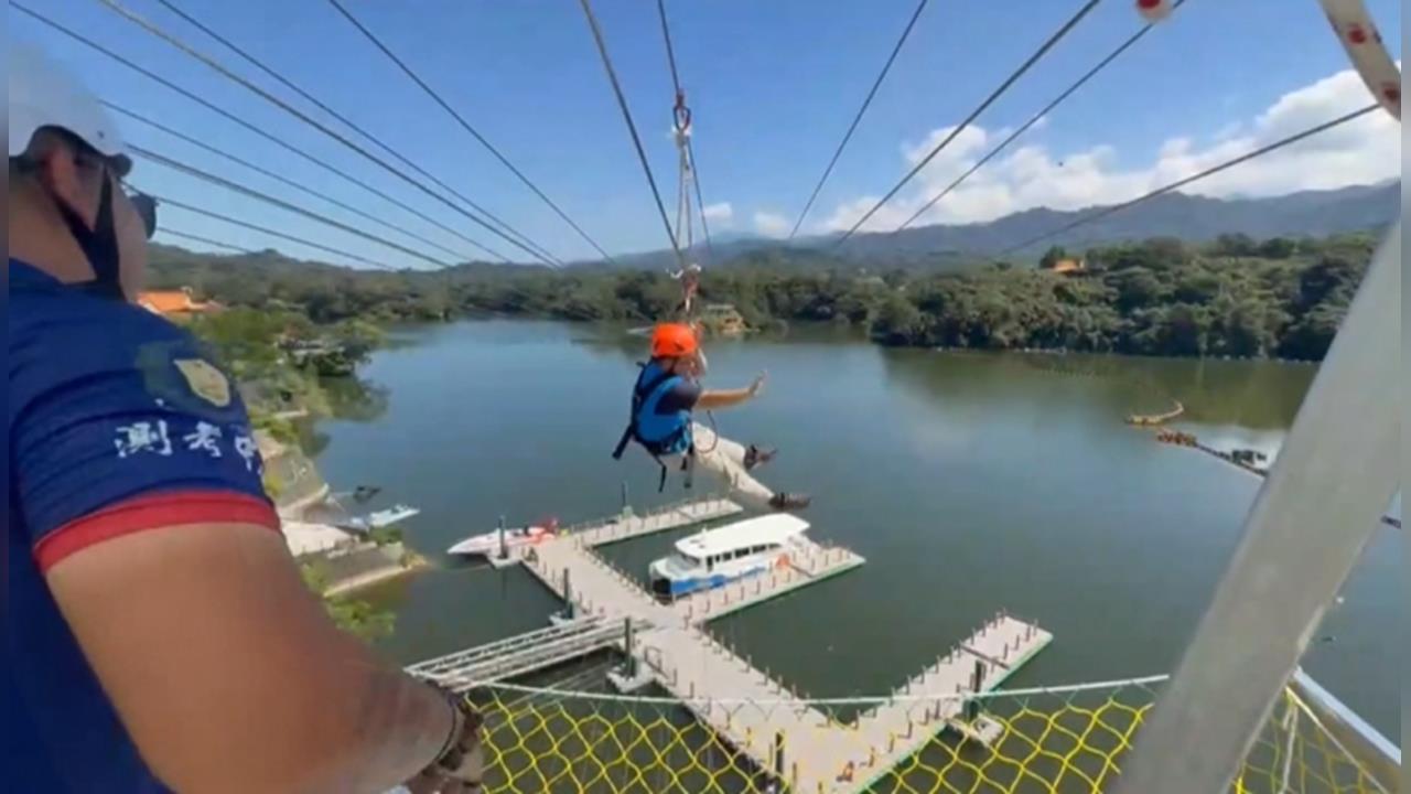 飛越明德水庫!賞景新視角 空中飛索、高空自行車練膽量