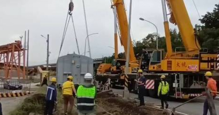 港區驚魂！挖土機鏟斗「越線」　水泥列車當場出軌卡在花蓮港