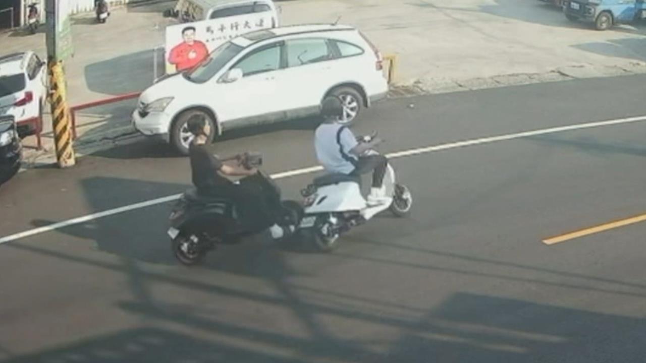 彰化「學長撞學弟」兩車倒地「街上互罵」　兩人皆違規挨罰