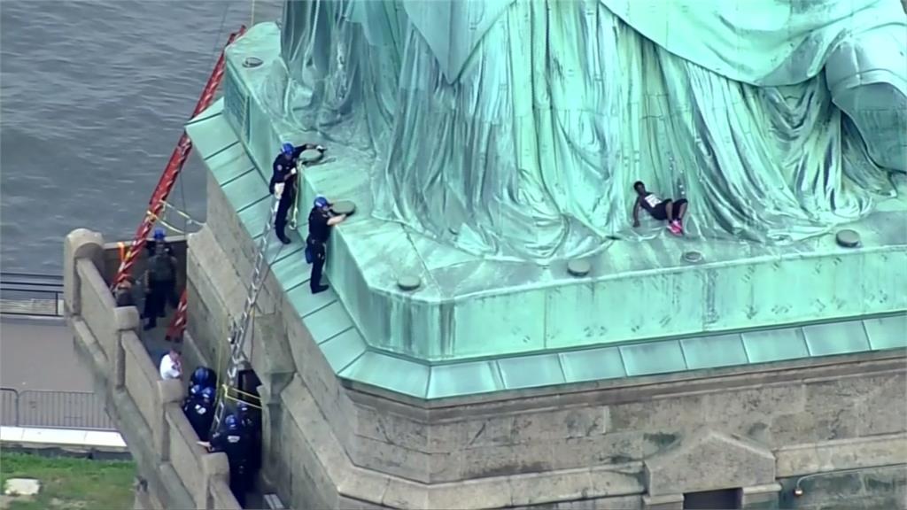 抗議川普移民政策 婦攀爬自由女神與警對峙