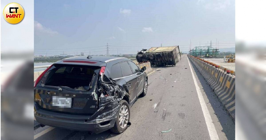 西濱驚悚翻車！貨車撞轎車橫躺封道　北上癱瘓回堵3公里