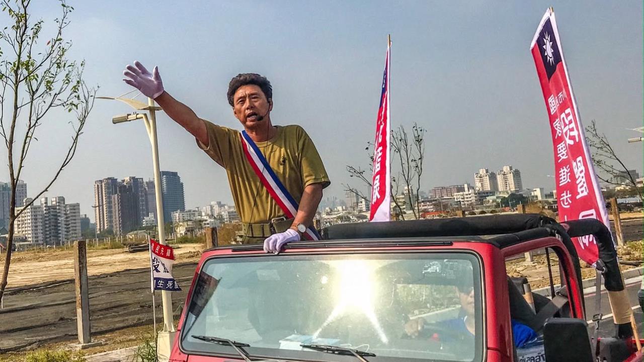 有選舉就有他！台中「耐選王」真實身分曝光　背值星帶站路口成地方傳奇