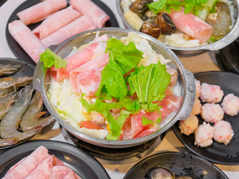 淡水人氣小火鍋│豐富湯底搭配多種配料　還有自助吧吃到飽！