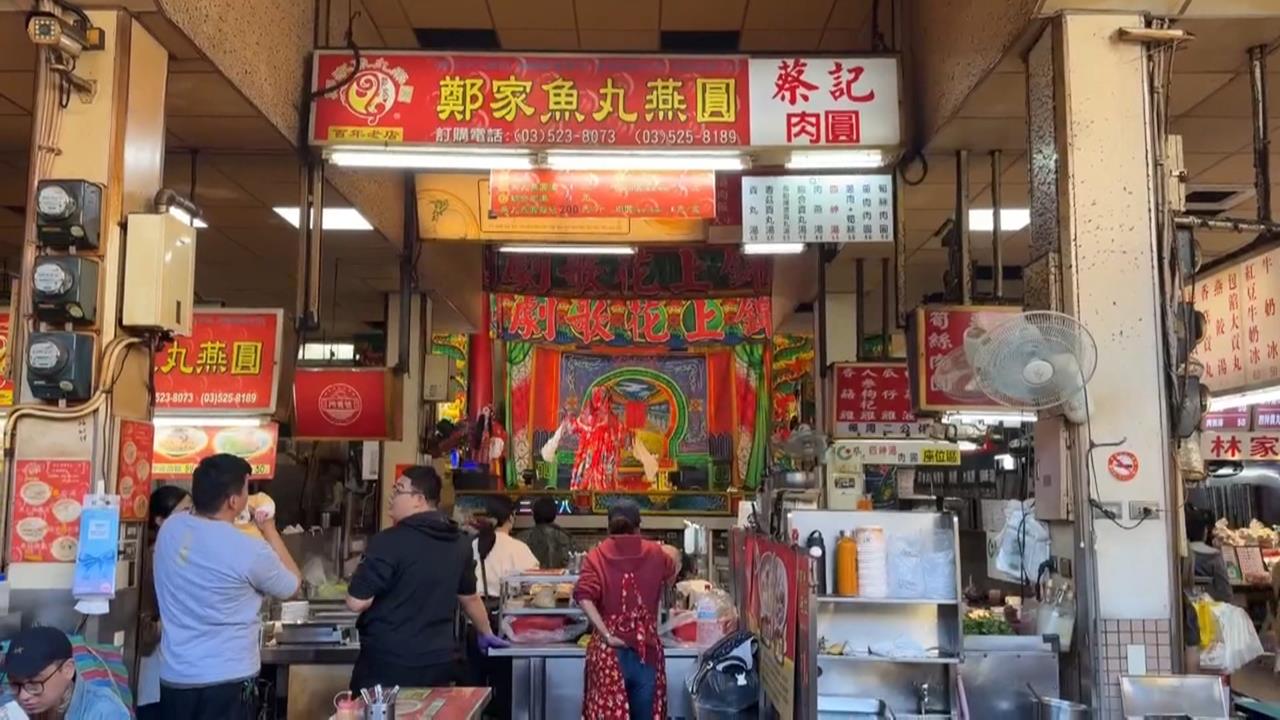 新竹城隍廟酬神好貼心　店招牌「自動升空」不影響表演