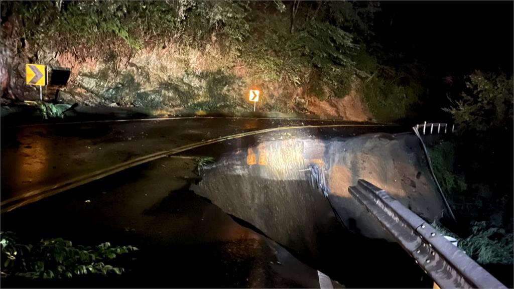 南投春陽部落車輛遭土石捲走！　大雨掏空台14線76k路基