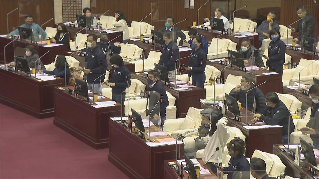 敬老金覆議甲動　國黨下令站著投票手機錄影