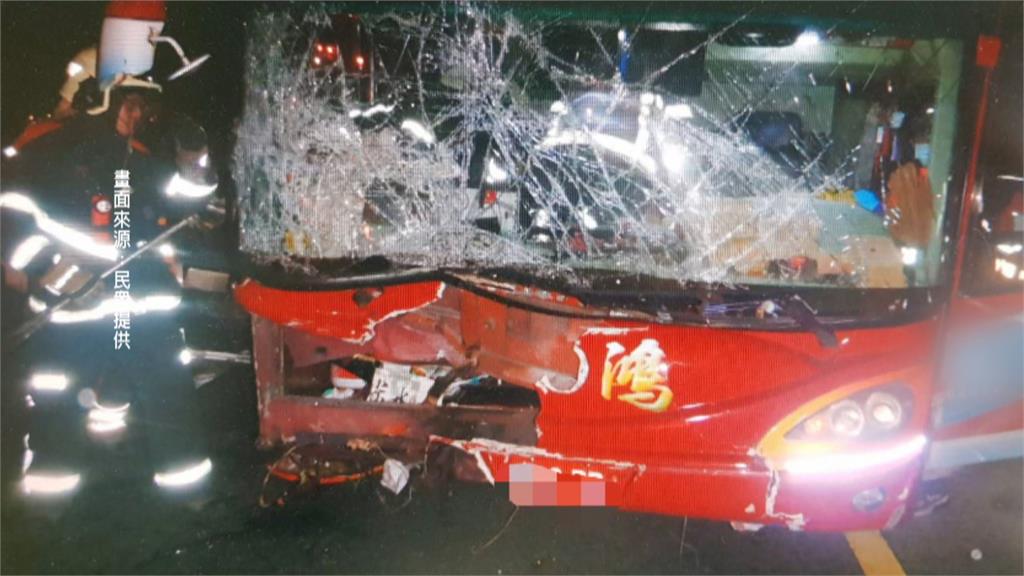 台66線楊梅段遊覽車追撞5小客車2人受傷碎玻璃噴滿地  一度回堵3公里