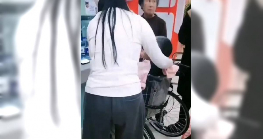 用輪椅推患病親屬領錢被拒！家屬氣炸：人都快沒氣了　銀行道歉了