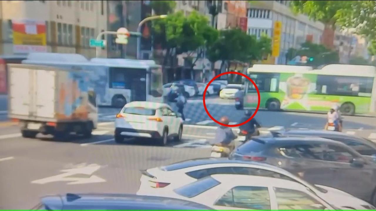 不要命？高雄七旬翁騎車闖紅燈　猛衝與公車對撞倒地手腳擦挫傷