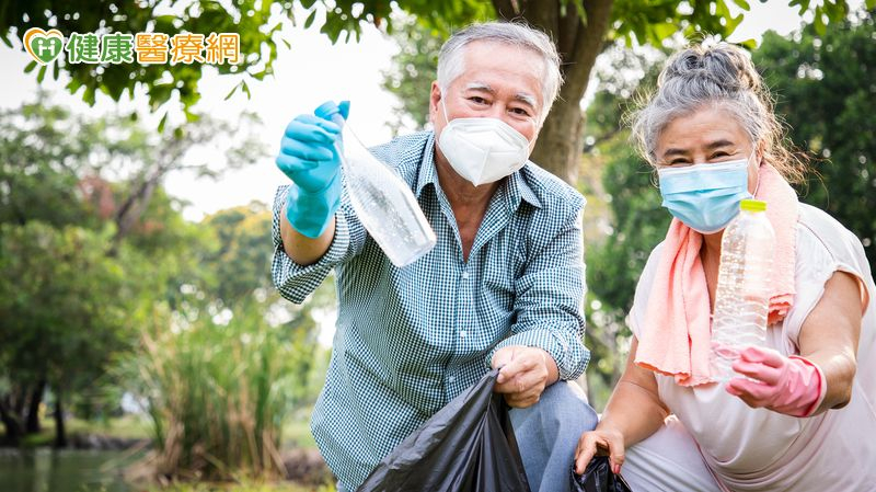 行善也能幫自己！研究：每週助人2小時　大腦老化減緩、失智風險降