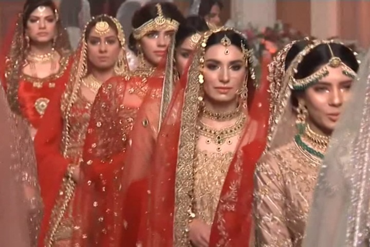 巴基斯坦婚紗秀 設計師點出童婚爭議