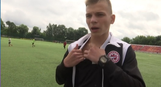 俄羅斯足球員遭雷擊 脖上「金屬項鍊」惹禍