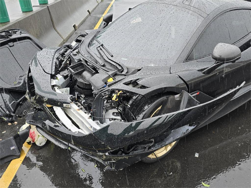 快新聞／車頭全毀！　洲美快速道路「千萬麥拉倫」打滑自撞分隔島