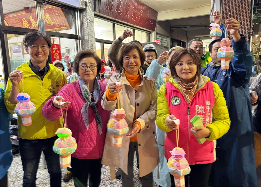 快新聞／「痛車」也來了！台中元宵活動冒雨登場　何欣純：像搭時光機重返童年