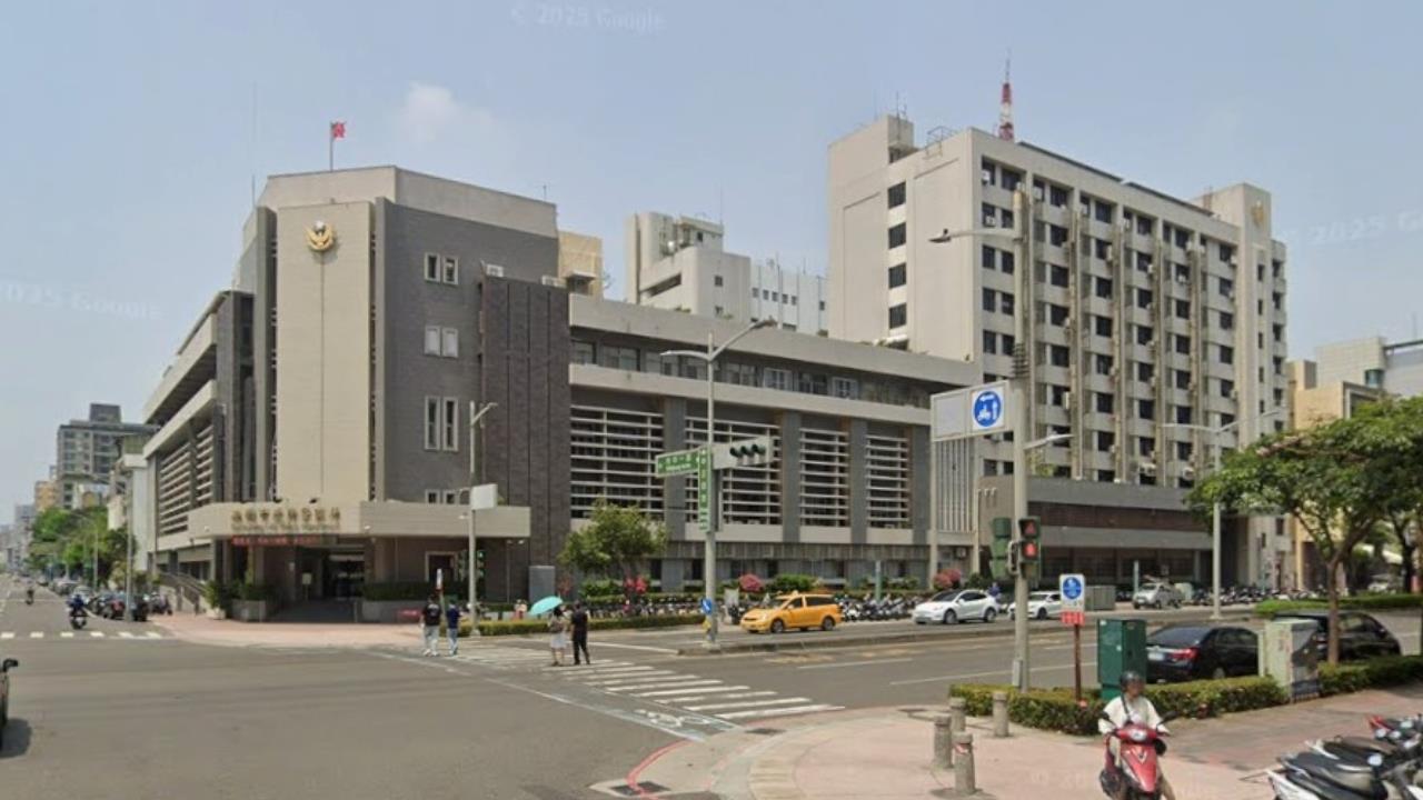 高雄女警頂樓「脫衣曬日光浴」　大片肉色全被拍⋯照片1亮點藏內幕
