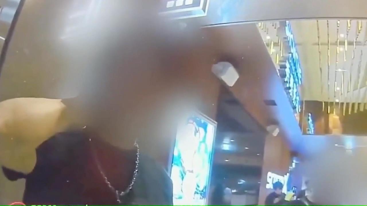 看電影變全武行！滑手機遭提醒　男子惱羞成怒打人