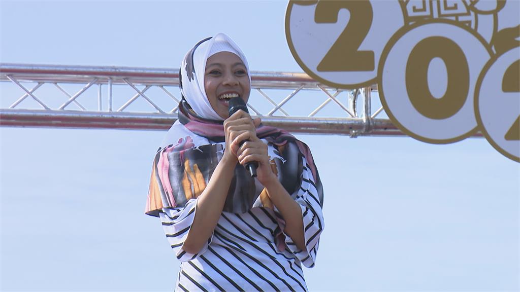 萬年季嬌點！印尼看護工挑戰唱台語歌 民眾：她唱得比我好